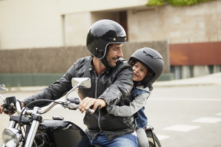 Transporter un enfant à moto, la législation et les bonnes pratiques